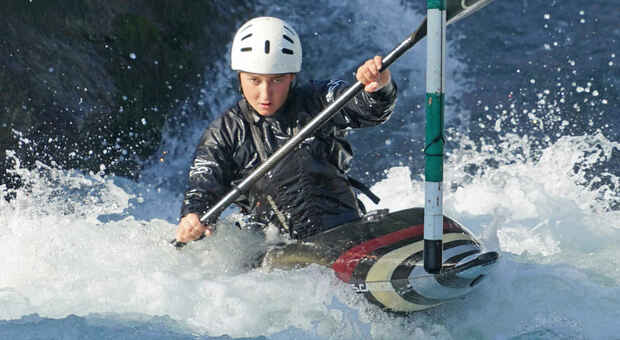 La campionessa italiana Agata Spagnol gareggia con una canoa della sacilese Cs
