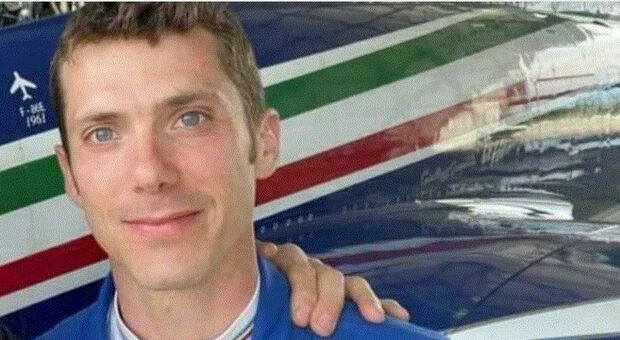 Oscar Del Dò, il pilota delle Frecce Tricolori sotto choc: «Ho dovuto lanciarmi o sarei morto, penso solo alla piccola Laura»
