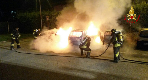 Cinque auto avvolte dalle fiamme. Paura nel parcheggio del residence