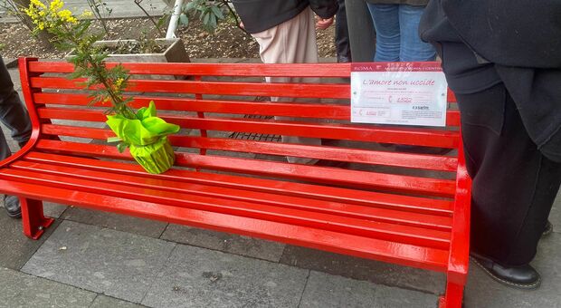La panchina rossa installata dalla salernitana Sarim a Roma