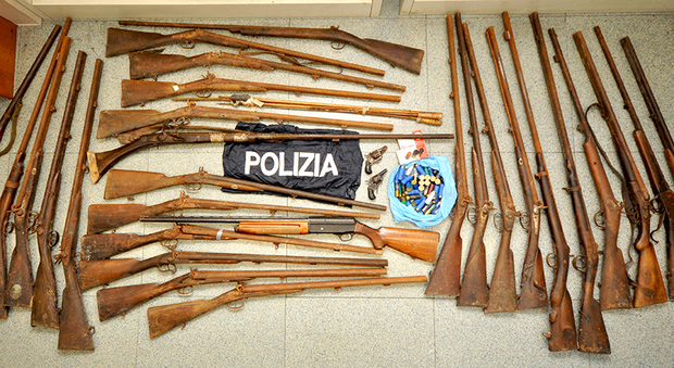 Perugia, allerta sicurezza: da un'auto spuntano trenta armi clandestine
