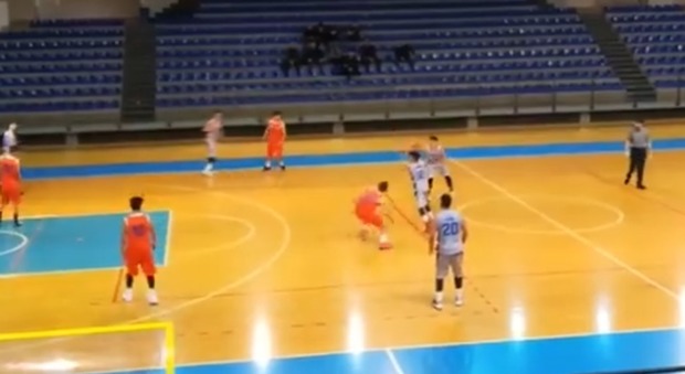 "Giocano per perdere, finali troppo lontane": scandalo alla gara Under 18 di basket, il video fa il giro del web