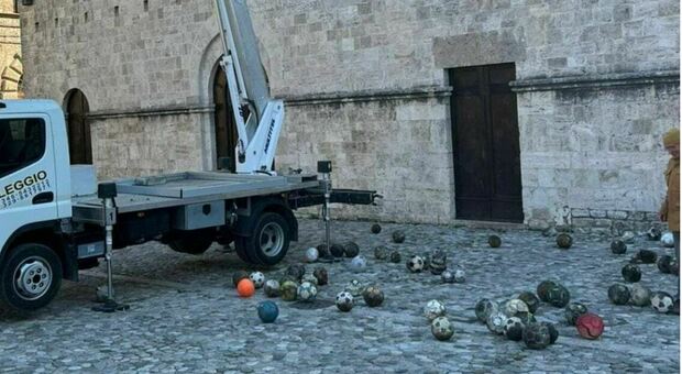 Pure il premio Nobel per la fisica Parisi posta i palloni della chiesa di San Tommaso