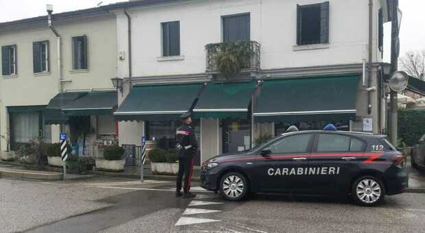 I carabinieri davanti alla casa di via Comunale a Faè di Oderzo