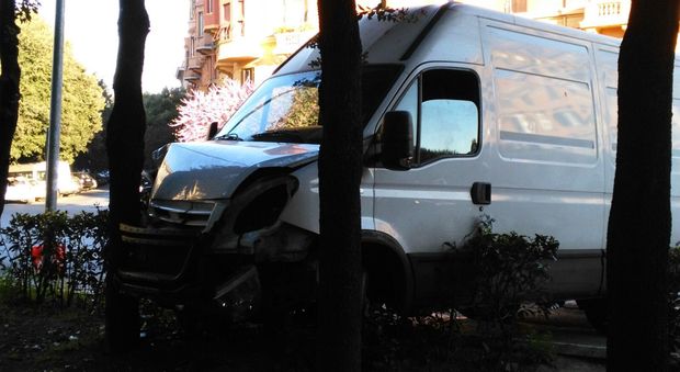 Roma, sbanda con il furgone e finisce nel giardino di piazza Mazzini: ferito