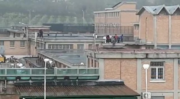 Tre agenti della polizia penitenziaria feriti nel carcere di Fuorni, l'ira di Cirielli