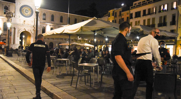 Stop alla movida dopo le 2 di notte: «Piazze libere, locali chiusi»