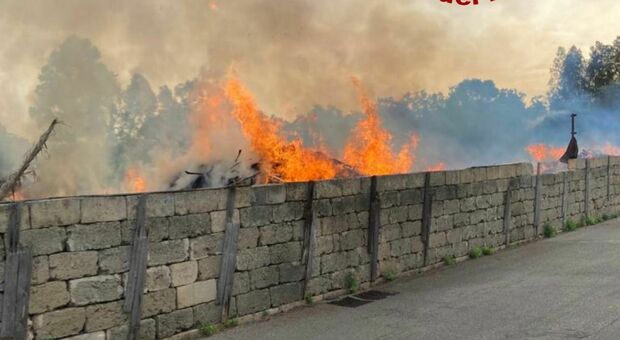 A fuoco sterpaglie e materiale ammassato in un deposito: la coltre di fumo allarma i residenti