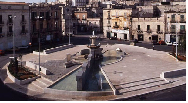Piazza Fontana a Taranto, il dibattito sull’opera di Carrino: «Restyling? Sì, ma con giudizio»