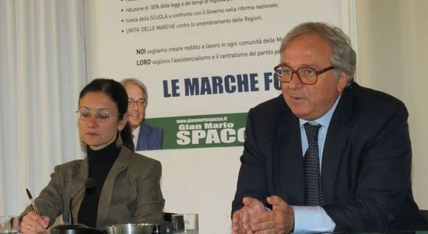Gian Mario Spacca durante la conferenza stampa