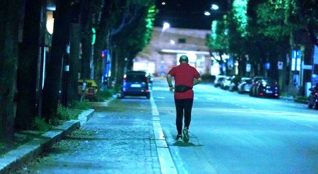 Il runner lungo viale della Stazione (Foto di Angelo Papa)