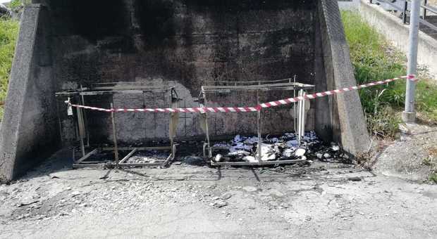 I cassonetti bruciati in quartiere San Pio X