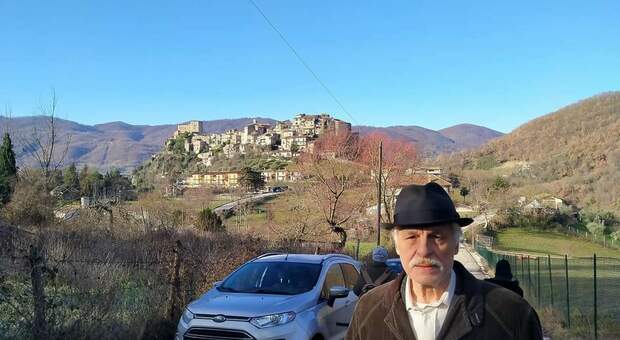 Michele Placido e sullo sfondo Castel di Tora