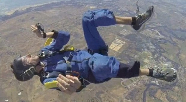 Malore durante il lancio con il paracadute: salvato dall'istruttore