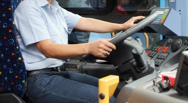 Litigio sul bus: passeggero 20enne prende a testate l'autista Actv