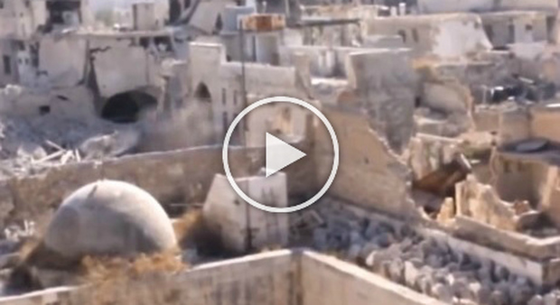 La vita quotidiana ad Aleppo: parte missile, il cameraman salvo per miracolo