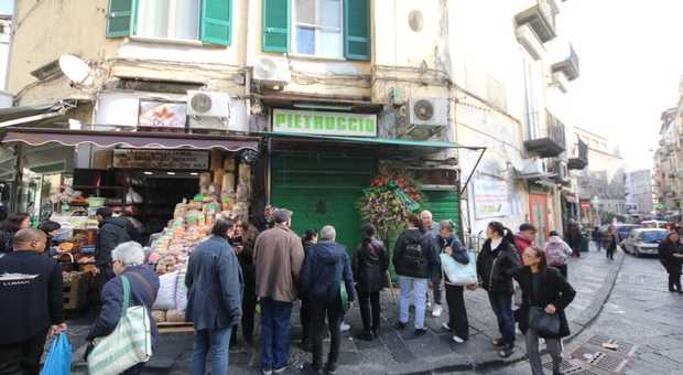 Folla spontanea davanti al negozio teatro della tragedia a Napoli (newfotosud, Renato Esposito)