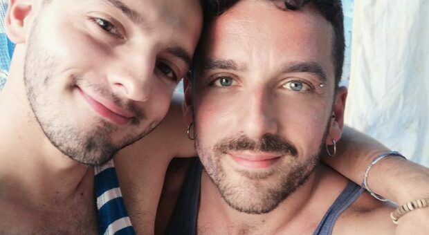 Si baciano nel night coppia gay separata «Più rispetto per l'amore»