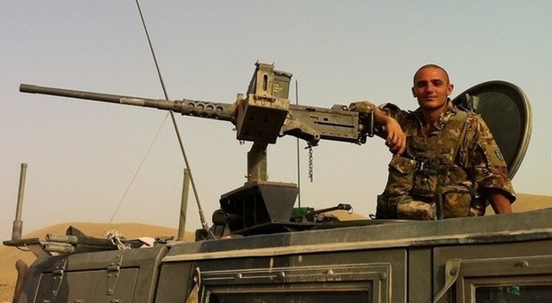 David Tobini a bordo di un mezzo militare (Lince) in Afghanistan, dove è caduto nel 2011