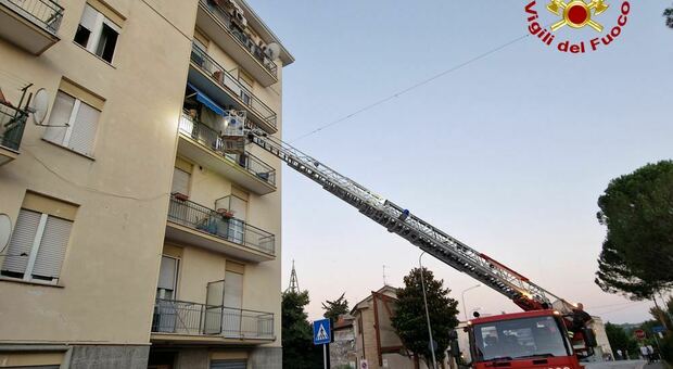Incendio in appartamento, cinque famiglie intrappolate e fatte evacuare. Paura a Piediripa