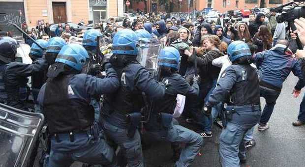 Scuola, studenti in corteo contro la riforma: scontri e incidenti da Bologna a Pisa