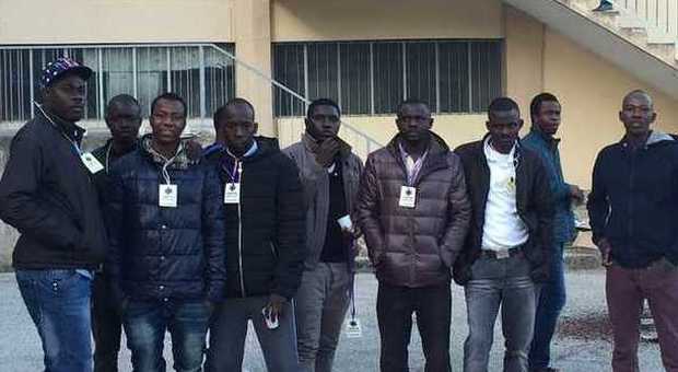 I 9 africani che hanno aggredito i carabinieri devono lasciare l'hotel