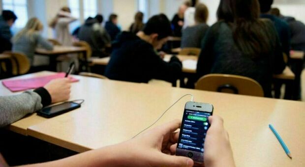 Smartphone in classe: dal Ministero più divieti a scuola e meno studenti incollati allo schermo