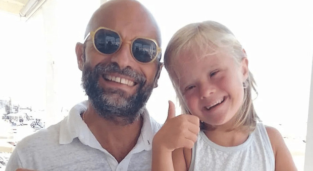 Luca Trapanese è stato il primo in Italia ad adottare una bambina con la sindrome di Down da single e omossessuale
