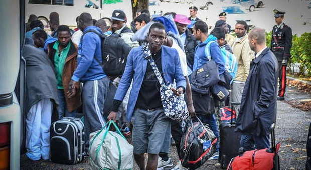 «Non vogliamo dormire in tenda» E i profughi non scendono dal bus