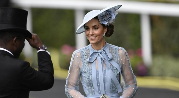 Kate Middleton, il regalo incredibile della regina Elisabetta. «È uno sfregio a Meghan Markle»