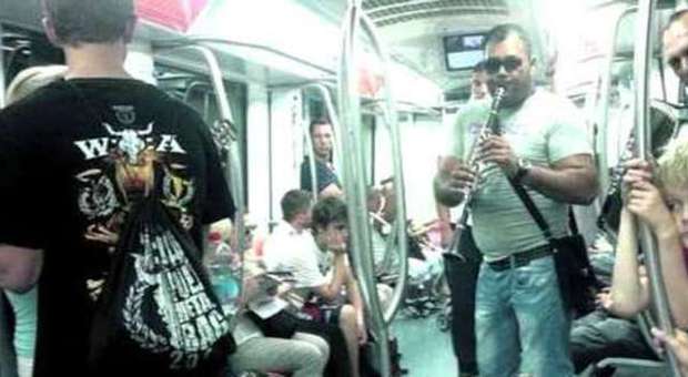 Metro, borseggiatrici rubano portafogli, bloccano vagone ed escono indisturbate. Vigili le lasciano andare