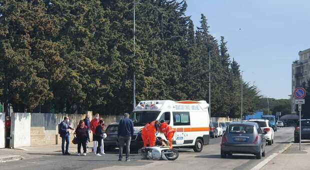 Ragazza cade con lo scooter dietro al Goretti: soccorsa dal 118