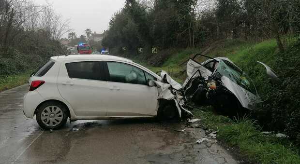 Incidente ad Aprilia, scontro tra due auto: muore una donna di 32 anni, ferito l'altro conducente