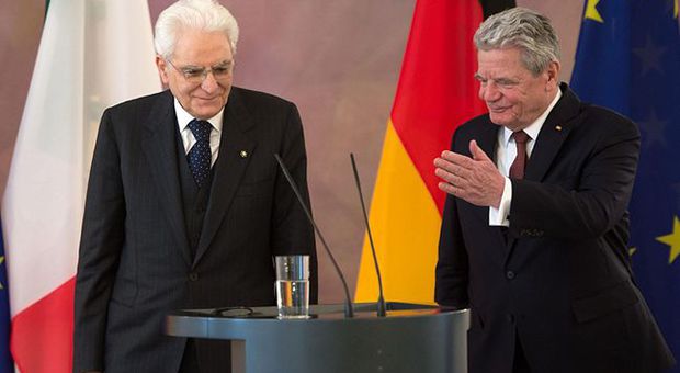 Mattarella in visita a Berlino riceve elogi sulle riforme e fa appello all'integrazione