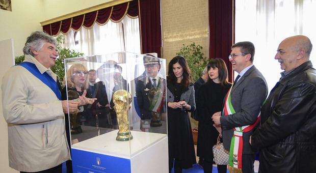 La copia della Coppa del Mondo in esposizione a Palazzo Nodari