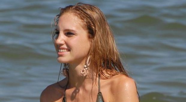 Irene Cioni, giochi in spiaggia per la velina bionda