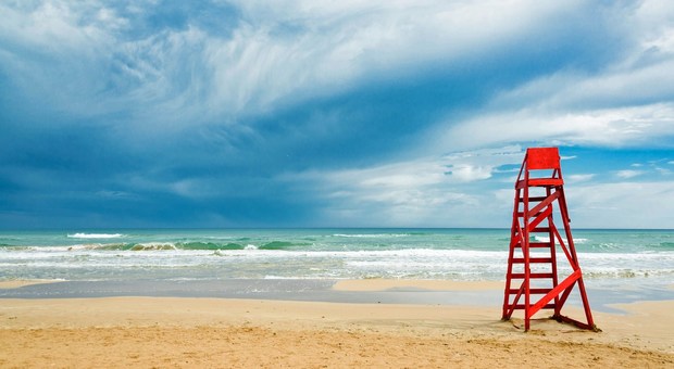 Covid e spiagge, l'appello dei balneatori: «Riaprire i lidi nell'ultimo weekend di maggio»