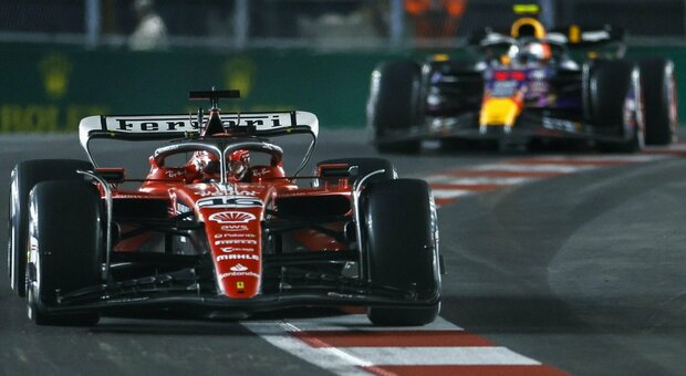 Charles Leclerc con la Ferrari precede la Red Bull di Sergio Perez a Las Vegas