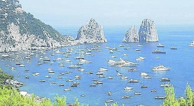 Un mare di barche intorno a Capri, la denuncia in un video: «Ora basta»