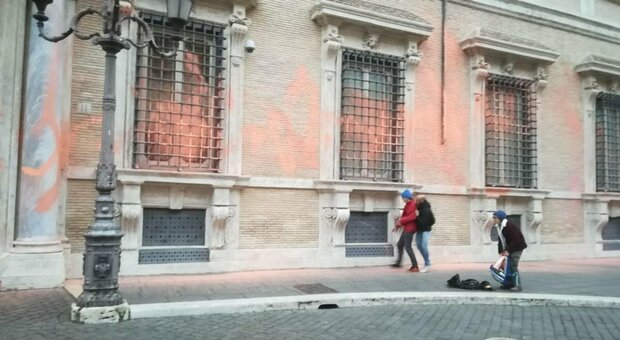 Roma, dopo il blitz al Senato i vandali tornano liberi: nessuna misura cautelare per i ragazzi arrestati