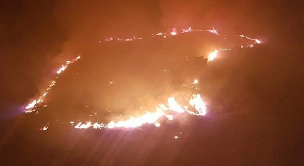 Massa Lubrense, incendio divora Torca a rischio la torre di Crapolla