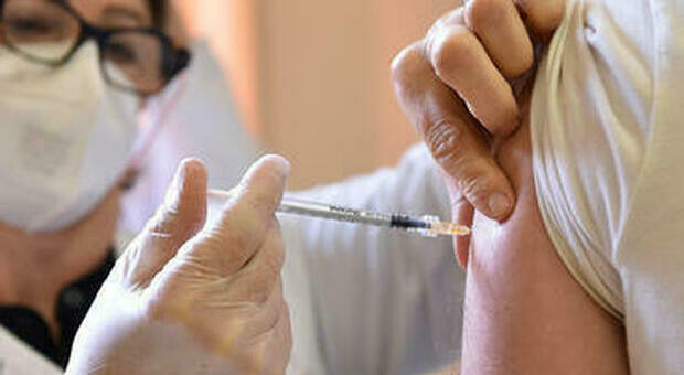 «Il vaccino anti Covid non rende sterili»: uno studio smentisce le ultime bufale in circolazione