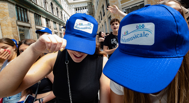 Napoli, un'onda musicale abbraccia la città: 'O sole mio e We are the world, sfilano in 1.700