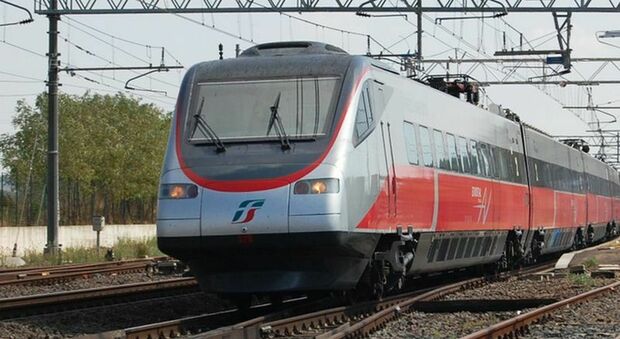 Guasto al locomotore, il treno Roma-Lecce fermo sotto il sole: malori a bordo
