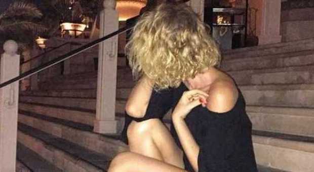 Alessia Marcuzzi hot in vacanza col marito, scalza e a gambe nude su Instagram