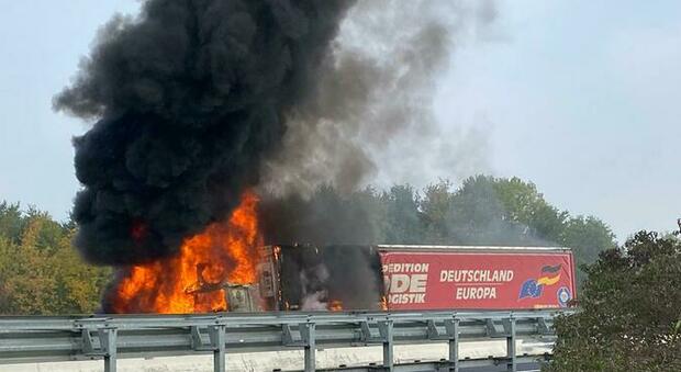 Schianto in A4 fra tre mezzi pesanti, il Tir prende fuoco: ustionato il camionista Autostrada chiusa