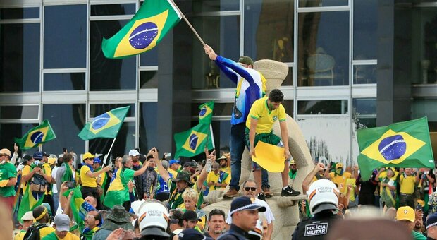 Capitol Hill in Brasile, fan di Bolsonaro devastano i palazzi del potere. Il ministro: «Atto di golpismo»