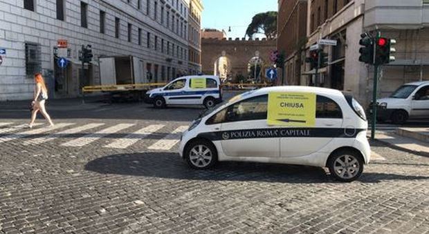 Roma, via di Porta Castello chiusa al traffico per l'abbattimento di due pini