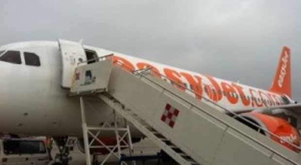 Fiumicino, manca il personale di Easyjet: 130 passeggeri per Milano restano a terra