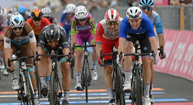 Giro d'Italia, quarta tappa al francese Demare al fotofinish